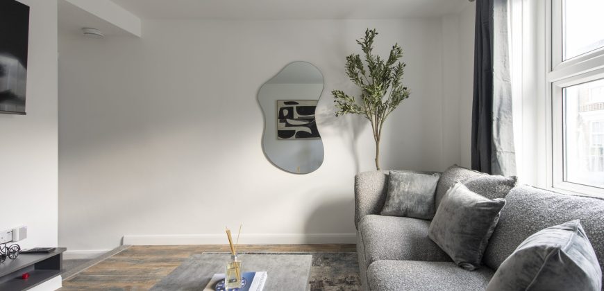 4-Bed Maidstone House Sleeps 8 | Near East Station