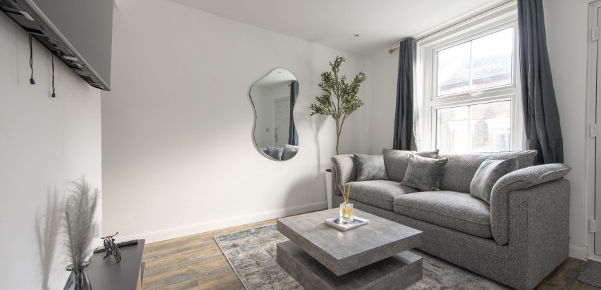4-Bed Maidstone House Sleeps 8 | Near East Station