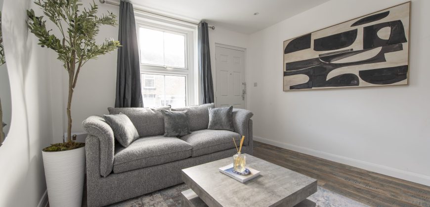 4-Bed Maidstone House Sleeps 8 | Near East Station