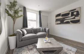 4-Bed Maidstone House Sleeps 8 | Near East Station