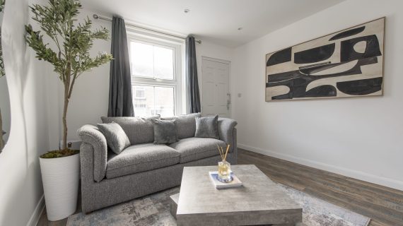 4-Bed Maidstone House Sleeps 8 | Near East Station