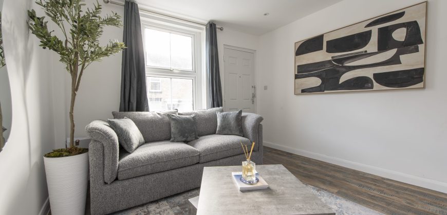 4-Bed Maidstone House Sleeps 8 | Near East Station