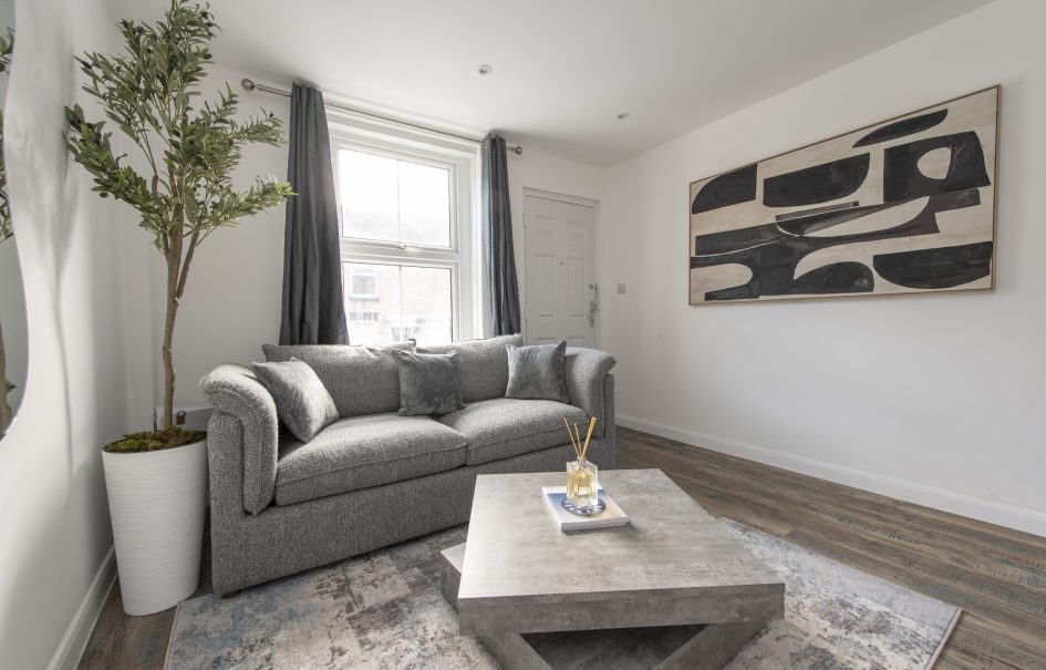 4-Bed Maidstone House Sleeps 8 | Near East Station