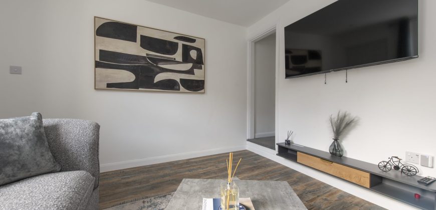 4-Bed Maidstone House Sleeps 8 | Near East Station