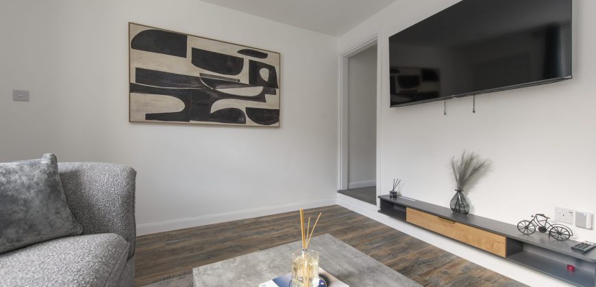 4-Bed Maidstone House Sleeps 8 | Near East Station