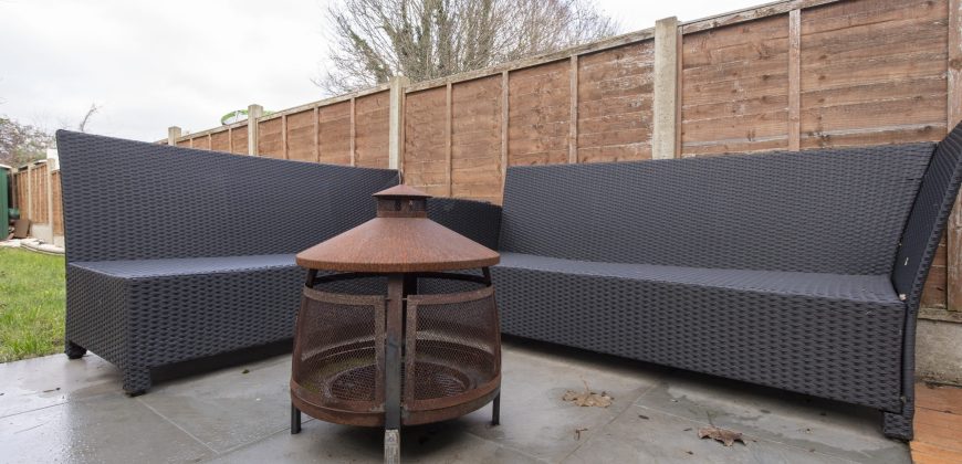 4-Bed Maidstone House Sleeps 8 | Near East Station