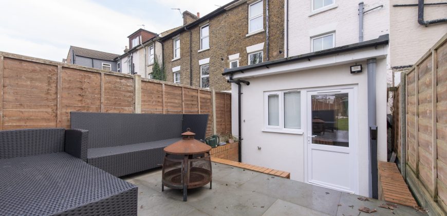4-Bed Maidstone House Sleeps 8 | Near East Station