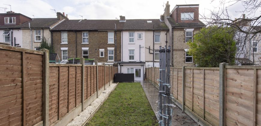4-Bed Maidstone House Sleeps 8 | Near East Station
