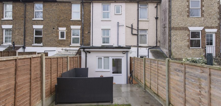 4-Bed Maidstone House Sleeps 8 | Near East Station
