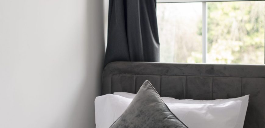 4-Bed Maidstone House Sleeps 8 | Near East Station