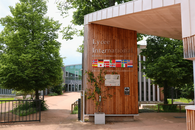 Inngangspartiet til Lycée International med flaggene til alle seksjonene