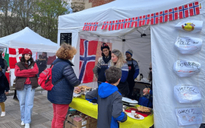 fete noel lite Bilde av matstanden til den norske seksjonen på julemarkedet ved skolen