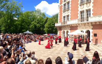 lycee en fete Bilde av en gruppe som danser flamenco med publikum som sitter rudt på Lycée en fête