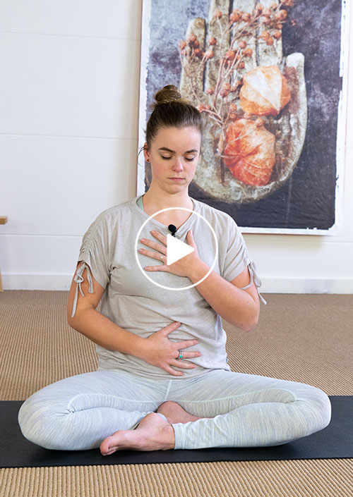 Eveline doet een meditatievorm van yoga op SEEK