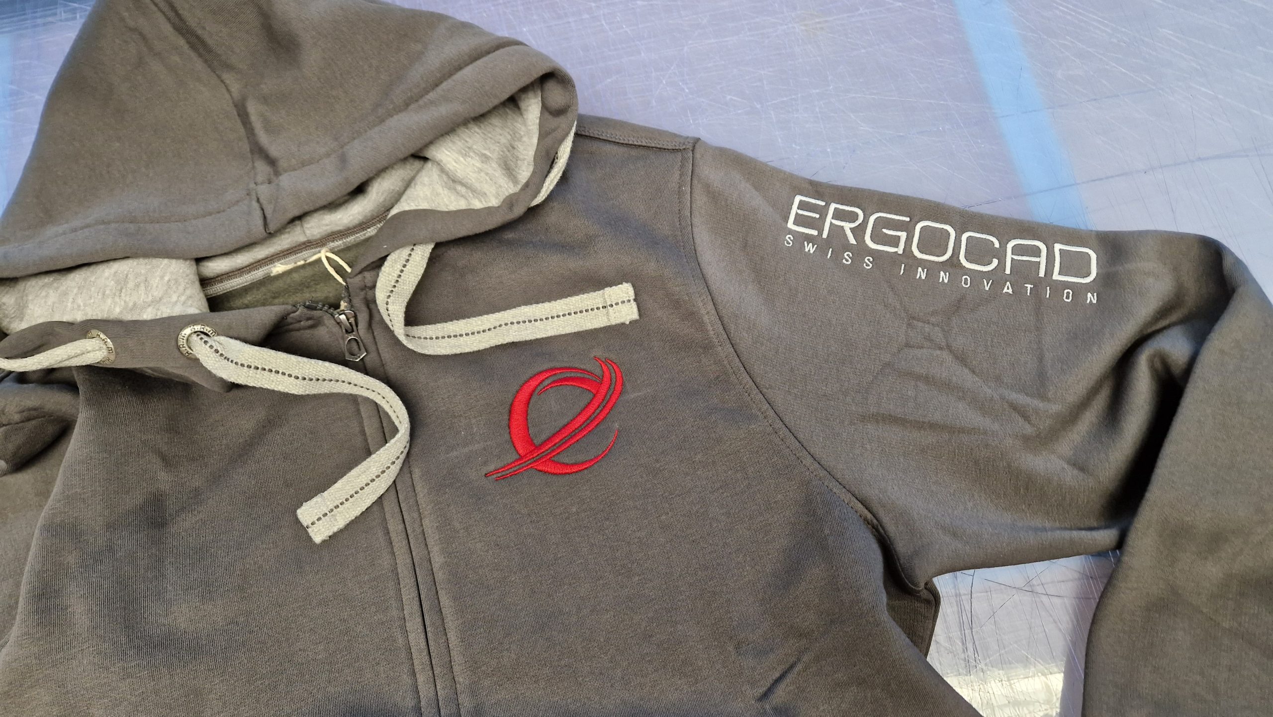 stickerei-textil-ergocad-swiss-innovation-logo-ärmel-stick-rot-kaputze-hoodie-edel-qualität