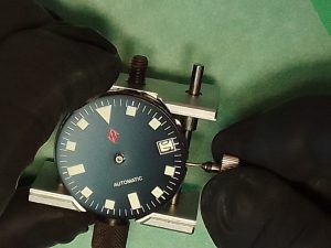 Seiko winding the time to 12:00 - displayed the date wheel/disk half way through the daily rotation - seiko mods how to guide - seikomodder.com