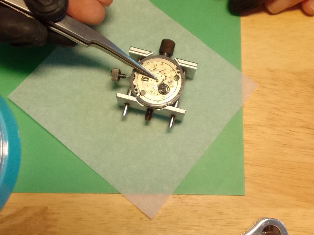 Movements - SKX & 5KX -  removing the day date corrector setting trasmission wheel of a Seiko NH36 / 7S26  - seikomodder.com