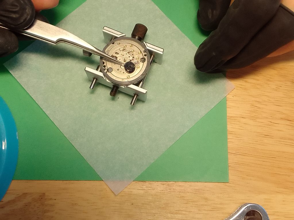 Movements - SKX & 5KX -  removing the date driving wheel of a Seiko NH36 / 7S26  - seikomodder.com