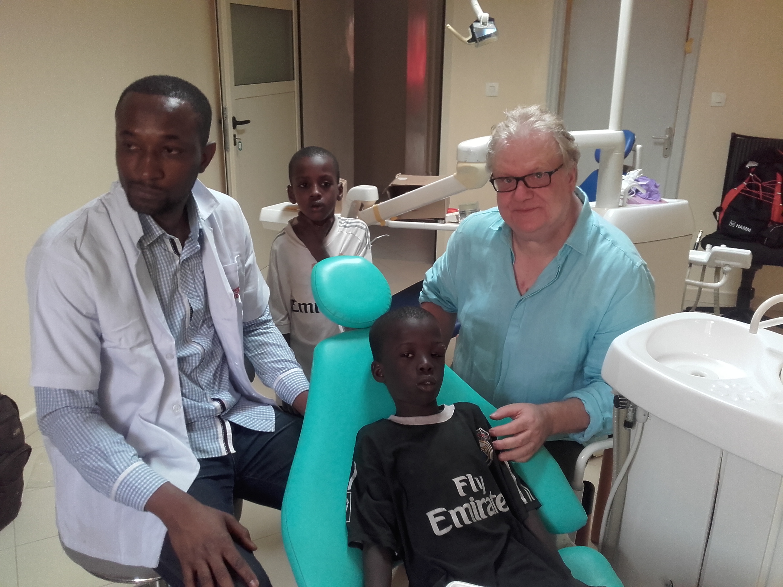 Senegal Krankenhaus Bilbassi e.V. - Zahnarztstühle Spende (3)