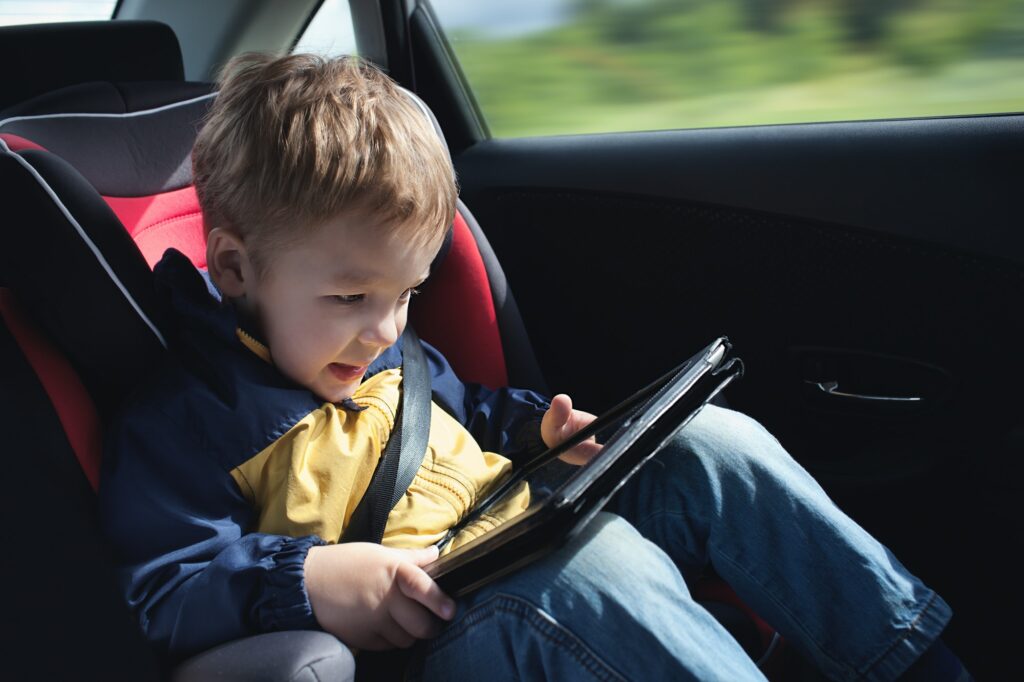 Skærmtid børn ingen skærmtid babyer anbefales! Child in the car with tablet PC