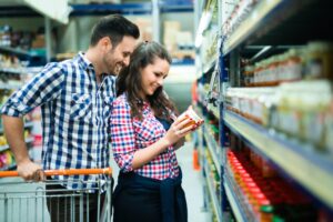 Aldi madbutik i Danmark. Couple shopping in store for food