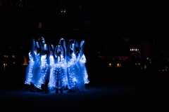 Dansende piger i mørket