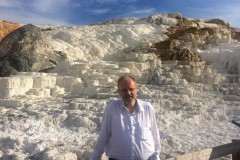 IMG_3687_b-Lars-at-Mammoth-Hot-Springs-Calcium-carbonate-deposition