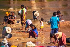 Tøjvask og ædelsten. Madagascar. Foto: Lise Peltola