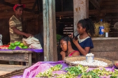 Grønthandleren får sat hår. Madagascar. Foto: Lise Peltola