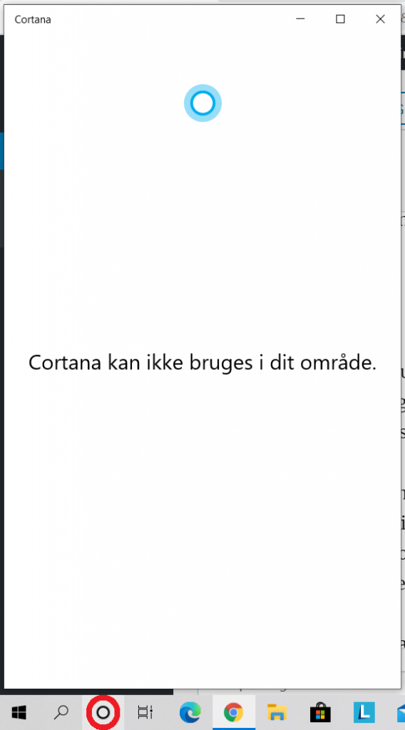 Cortana vises på proceslinjen (se den sorte cirkel inde i den røde cirkel) - men den virker ikke på dansk.