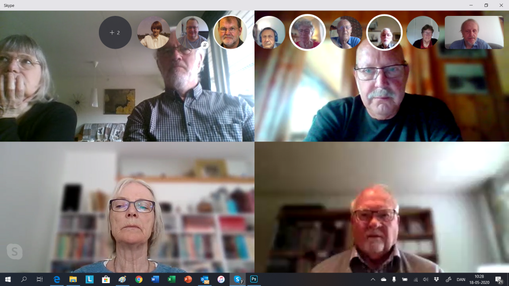 Vi har nu i et par måneder mødtes udelukkende via Skype. Nu skal vi have det hele til at fungere både med fysisk fremmøde, at være i to lokaler og have deltagere med på video hjemmefra. Her ses deltagerne i Skype-mødet mandag den 28. maj 2020.