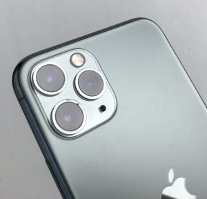 iPhone 11 Pro har hele tre kameraer: ultravidvinkel, vidvinkel og tele (2x). Der er trinsløs skift fra den ene til den anden, når der zoomes ud eller ind. 