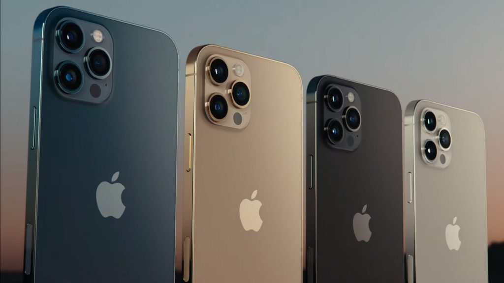 Den 13. oktober 2020 annoncerede Apple fire nye iPhone 12-modeller. Her ses iPhone 12 Pro i de fire tilgængelige farver. Fotoet er fra Apples præsentationsvideo.