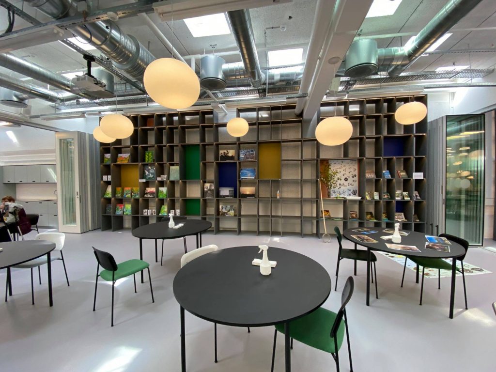 Et af klubbens nye lokaler. Der er glasskydedøre i hver ende, så rummet kan gøres større. Foto: Lars Laursen. 
