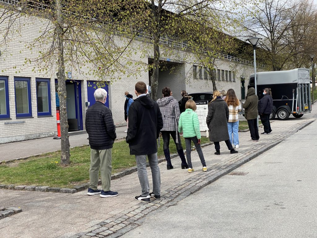 Kø ved teststedet i Høje Gladsaxe. Foto: Lars Laursen.