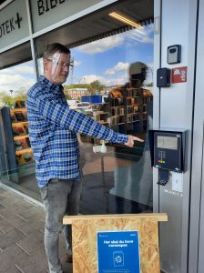 Martin Timmermann Andersen, leder af Bibliotek+, viser her hvor du kan skanne dit sundhedskort. Foto: Bibliotek+.