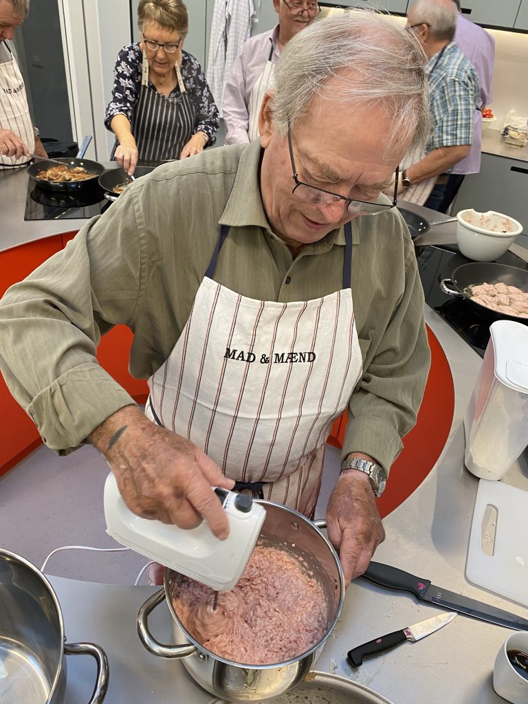 Madklubben Mad & Mænd lavede en stor del af frokosten på Den Store Åbningsdag i Bibliotek+.