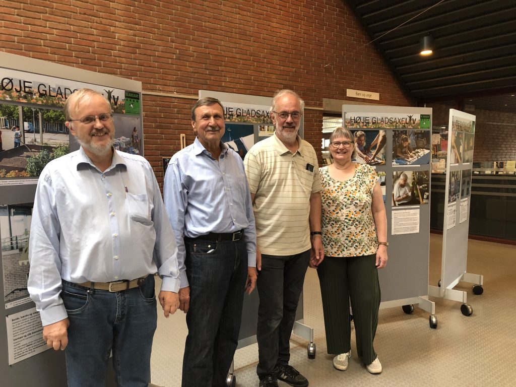 Fire af de seks fotografer fra fotoudstillingen om Høje GladsaxeLiv – her på Gladsaxe Hovedbibliotek. Foto: Lars Laursen.