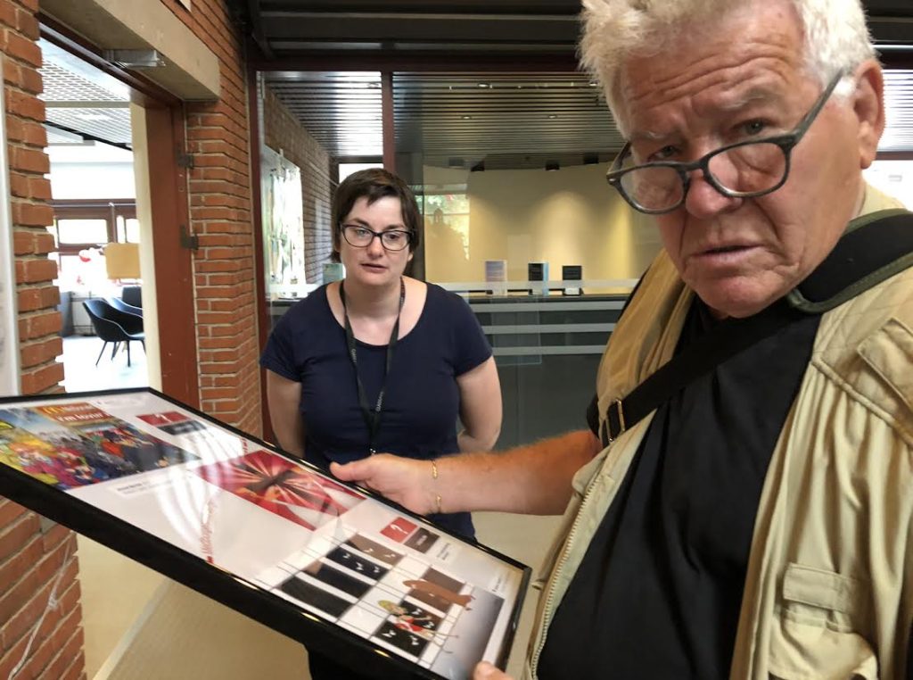 Jesper Plambech og formanden fik vist mulighederne for en fotoudstilling frem af en bibliotekar på Gladsaxe Hovedbibliotek. Hun fortalte dem om, hvordan en tidligere udstilling havde fundet sted. Vi måtte gennemtænke, hvordan det overhovedet var muligt at udstille - bl.a. op ad en væg uden at måtte bore huller eller benytte "elefantsnot". Vi var til at begynde med en smule skeptiske. Men der blev fundet løsninger på det hele. Foto: Lars Laursen. 