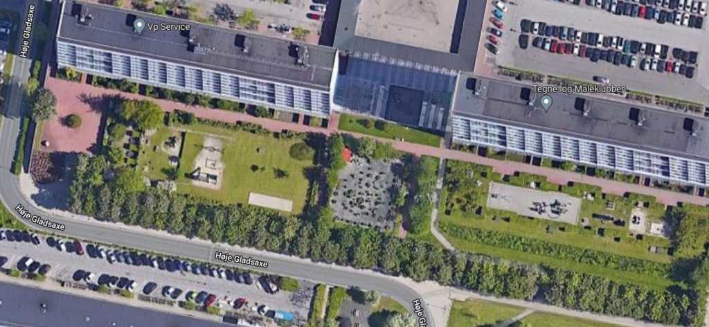 Her ses den firkantede Eventyrhave på 30 x 30 meter, som den vises i år 2022 fra et flyfoto på Google Maps. Eventyrhaven ligger mellem Høje Gladsaxe nr. 39 og 41.