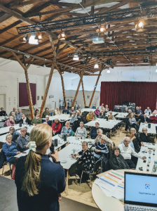 Ca. 100 seniorer samledes i Odense for at lære om Google Lens. 