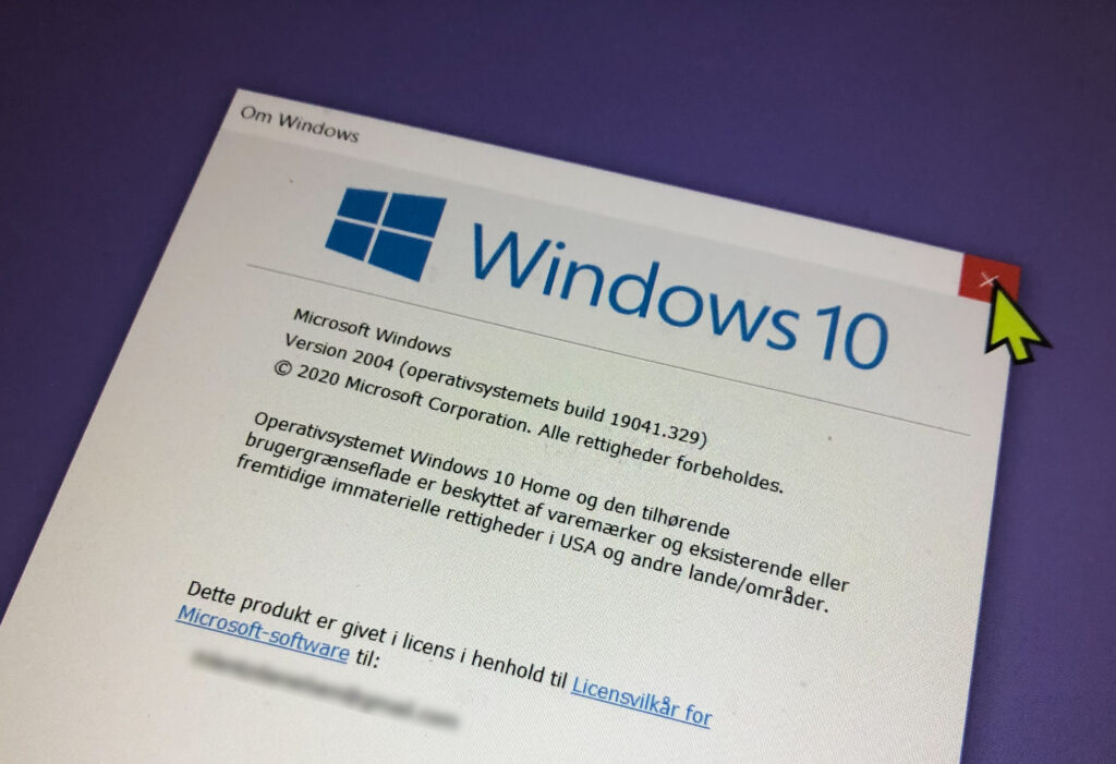 En changerende violet baggrund til en artikel om Windows 10. Grafik: Lars Laursen. 