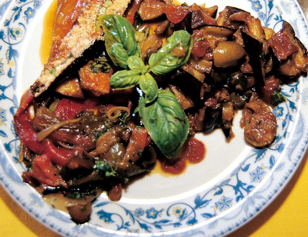 Melanzane alla parmigiana, auberginer stegt og lagt i lag med tomatsovs, ost og skinke, en dejlig forret på Sicilien