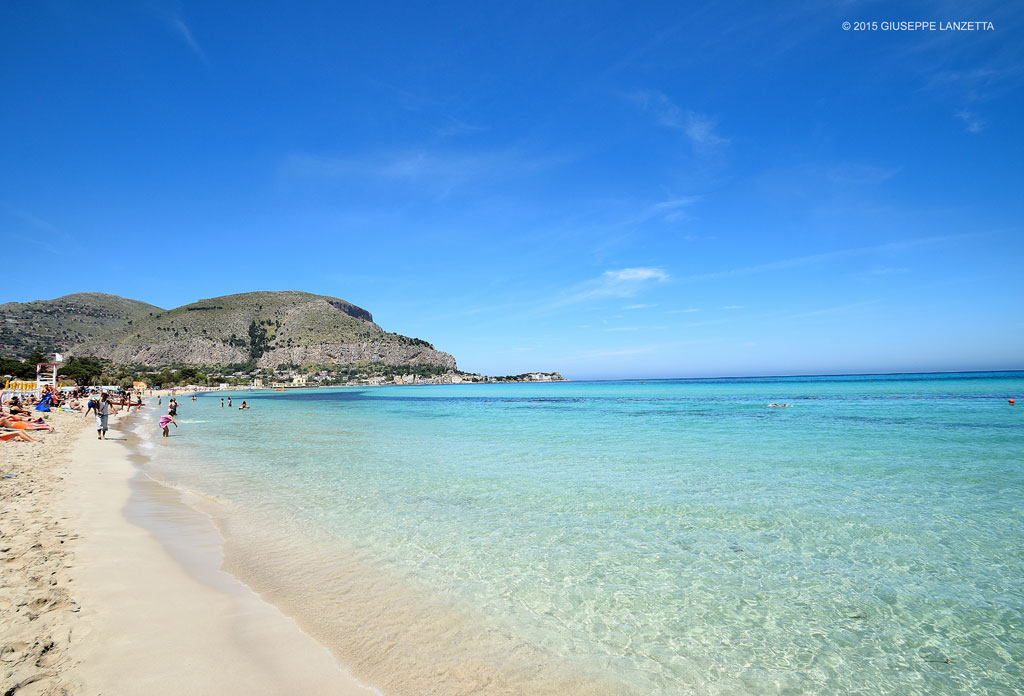 Den fine strand i Mondello