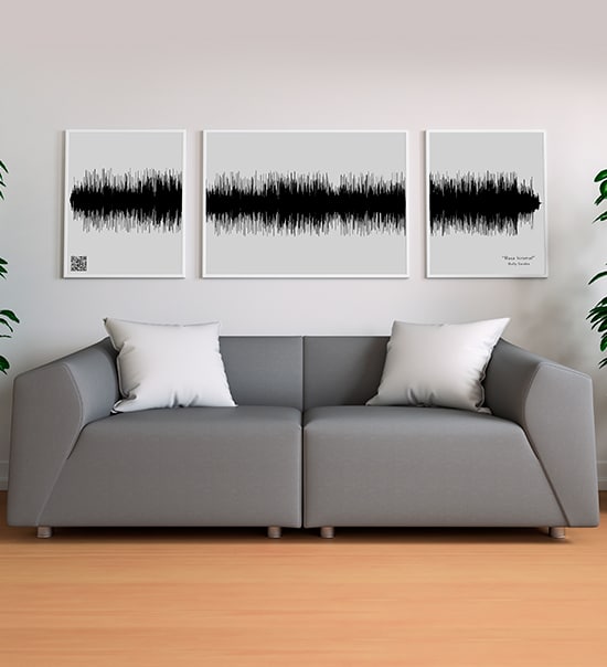 ovanför soffa hänger tre posters med en illustrerad ljudvåg uppdelad på dessa tre posters