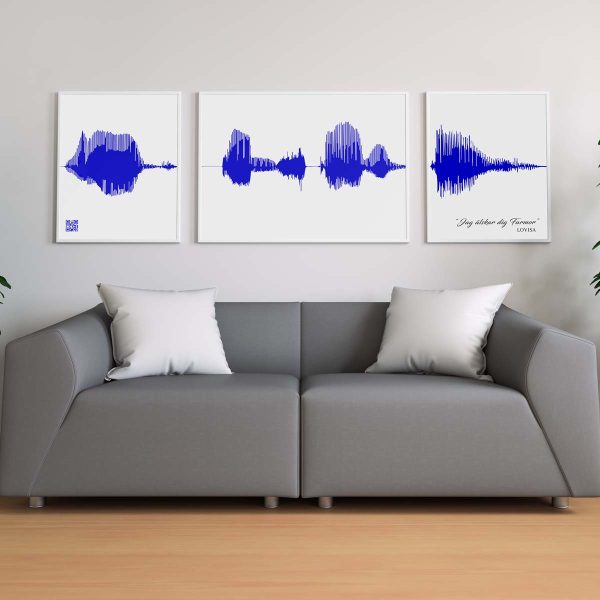 poster i tre delar på vägg ovanför soffa med horisontell klarblå ljudvåg