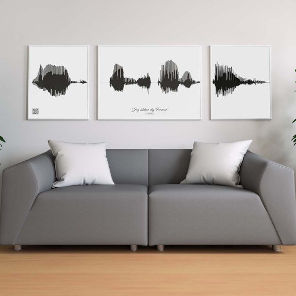 poster i tre delar på vägg ovanför soffa med horisontell svart ljudvåg