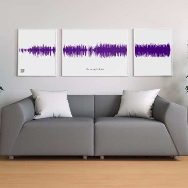 poster i tre delar på vägg ovanför soffa med lila horisontell ljudvåg
