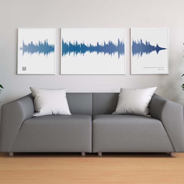 poster i tre delar på vägg ovanför soffa med blå horisontell ljudvåg