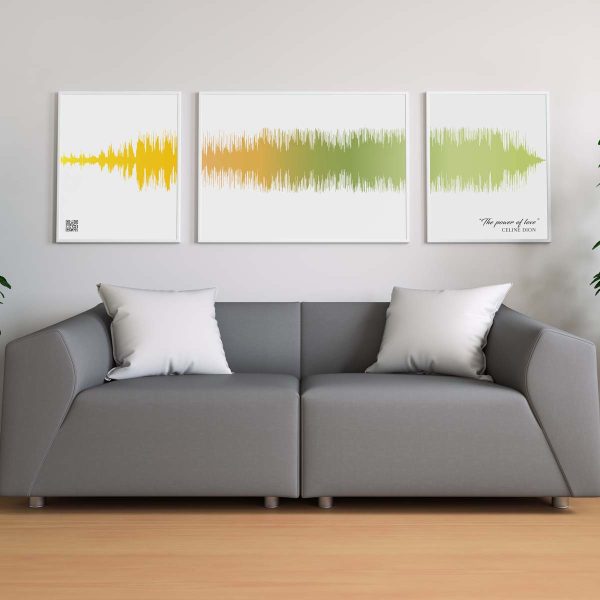 poster i tre delar på vägg ovanför soffa med horisontell gröngul ljudvåg